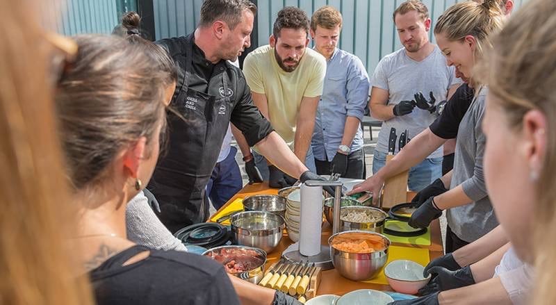 Eine Gruppe hat einen Kochkurs als Teamevent