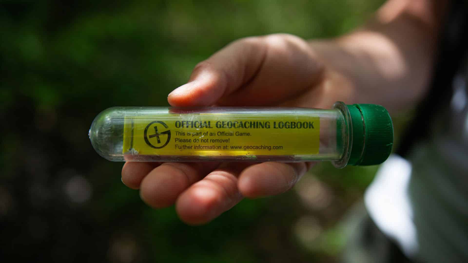Geocache wird in der Hand gehalten