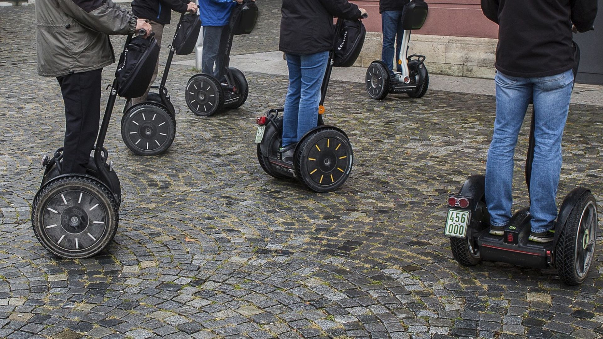 Mehrere Menschen stehen auf Segways